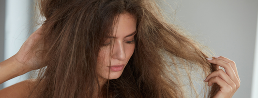 🪮 ¿Por qué tu cabello tiene más frizz cuando cambia el clima?